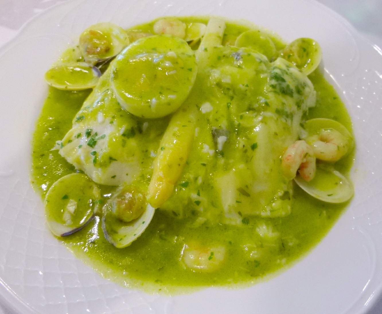 Hake in green parsley sauce with clams